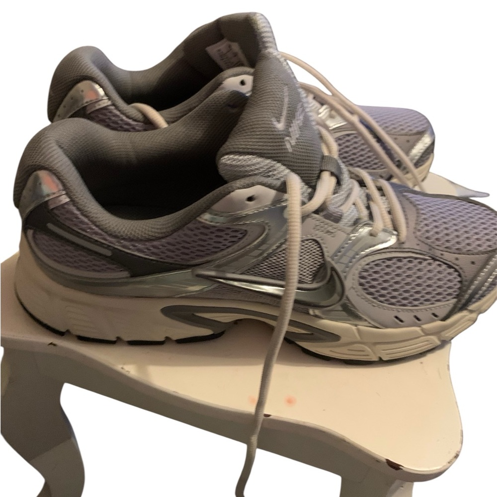 Nike Men's Gray and Silver Athletic Shoes